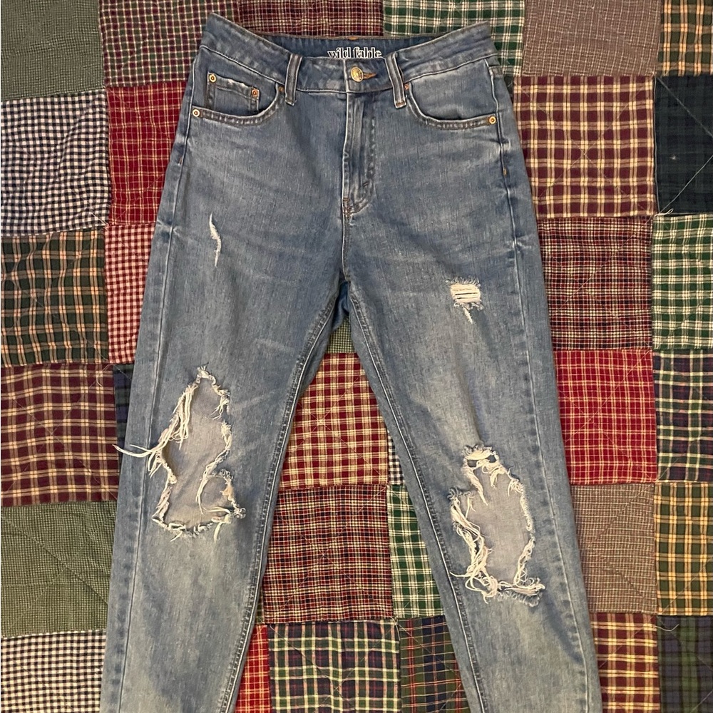built in drawstring inside waistband, very comfy and stretchy
